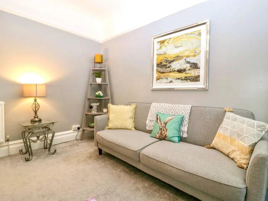 Homely 4 Bedroom Large House Inc Free Parking - Great Location - Fast Wifi - Smart Tv - Sleeps Up To 7! Close To Bournemouth & Poole Town Centre & Sandbanks Esterno foto