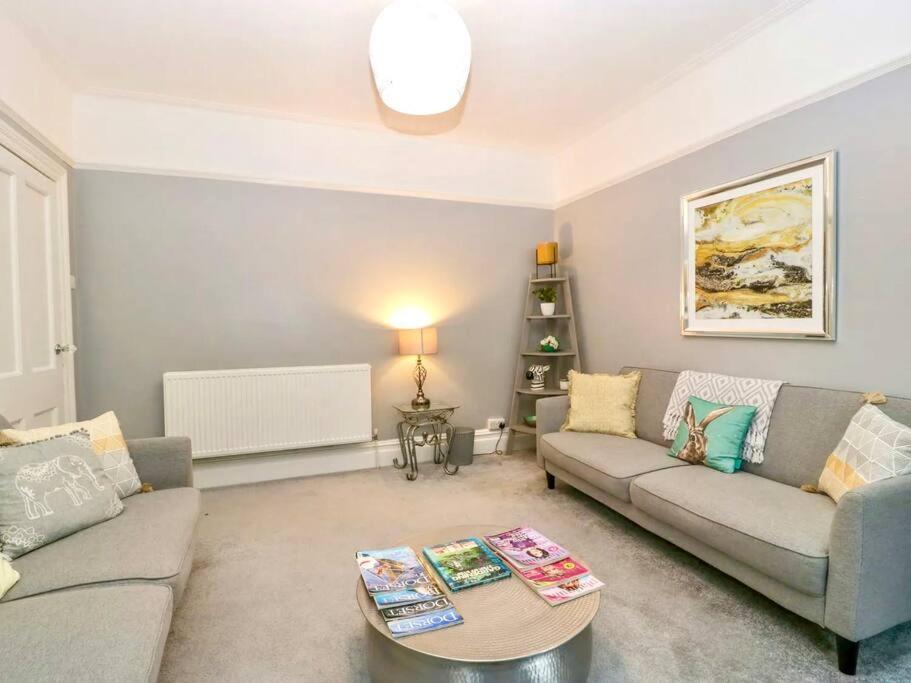 Homely 4 Bedroom Large House Inc Free Parking - Great Location - Fast Wifi - Smart Tv - Sleeps Up To 7! Close To Bournemouth & Poole Town Centre & Sandbanks Esterno foto