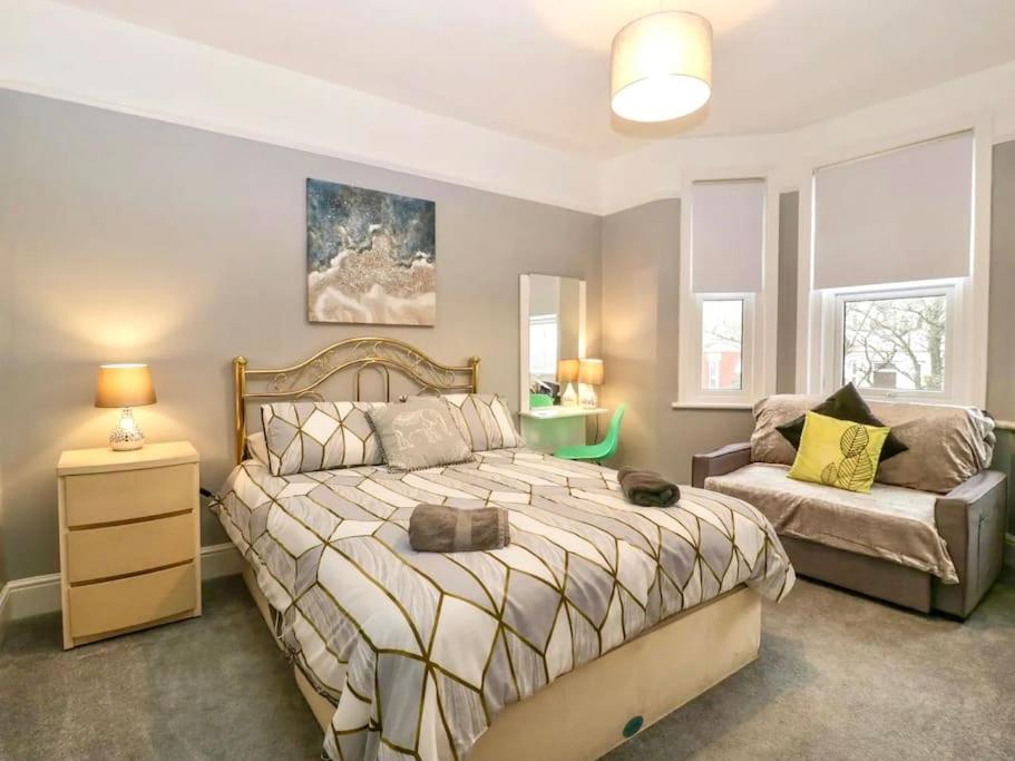 Homely 4 Bedroom Large House Inc Free Parking - Great Location - Fast Wifi - Smart Tv - Sleeps Up To 7! Close To Bournemouth & Poole Town Centre & Sandbanks Esterno foto