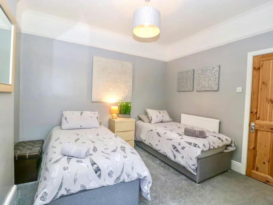 Homely 4 Bedroom Large House Inc Free Parking - Great Location - Fast Wifi - Smart Tv - Sleeps Up To 7! Close To Bournemouth & Poole Town Centre & Sandbanks Esterno foto