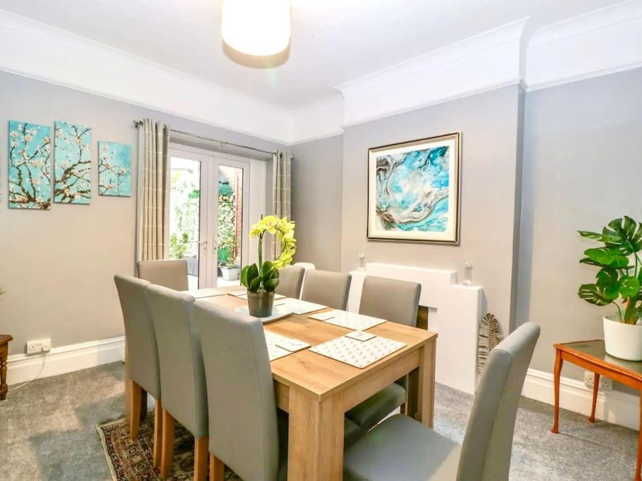 Homely 4 Bedroom Large House Inc Free Parking - Great Location - Fast Wifi - Smart Tv - Sleeps Up To 7! Close To Bournemouth & Poole Town Centre & Sandbanks Esterno foto