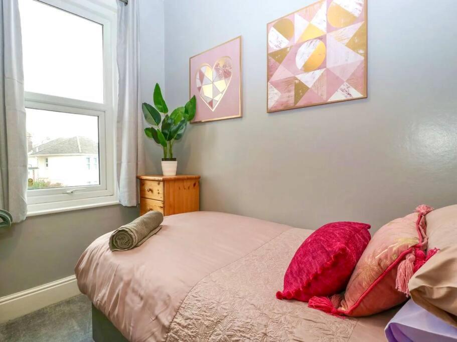 Homely 4 Bedroom Large House Inc Free Parking - Great Location - Fast Wifi - Smart Tv - Sleeps Up To 7! Close To Bournemouth & Poole Town Centre & Sandbanks Esterno foto