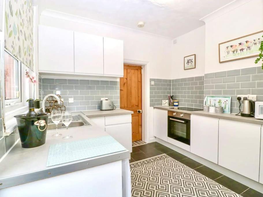 Homely 4 Bedroom Large House Inc Free Parking - Great Location - Fast Wifi - Smart Tv - Sleeps Up To 7! Close To Bournemouth & Poole Town Centre & Sandbanks Esterno foto