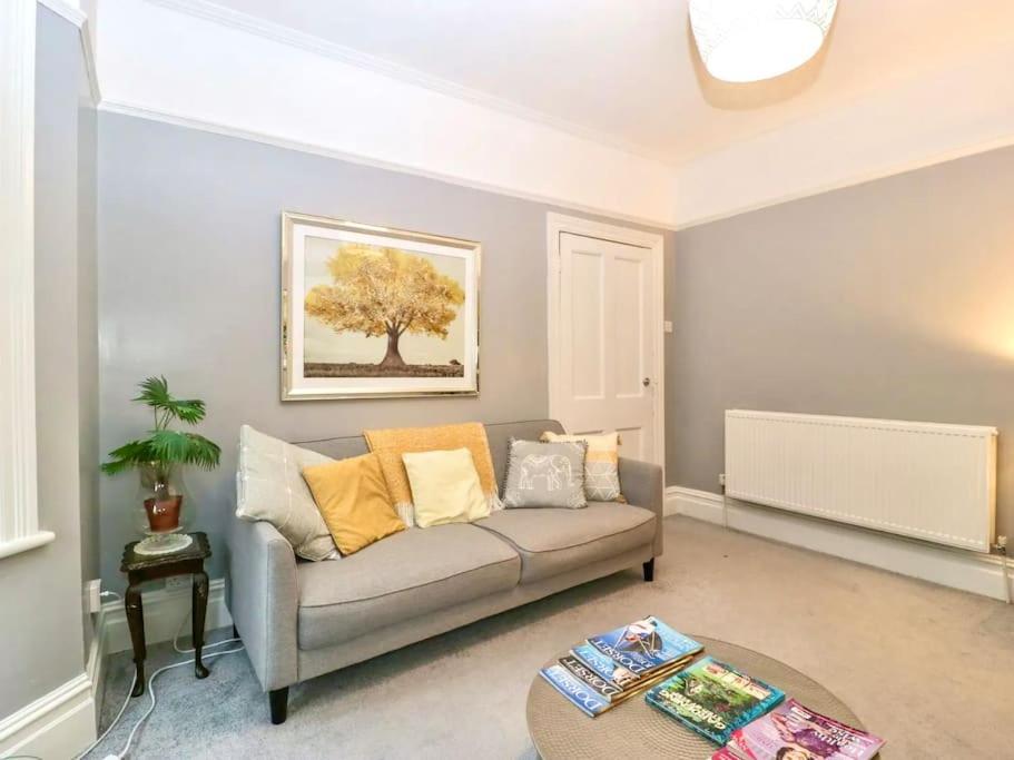 Homely 4 Bedroom Large House Inc Free Parking - Great Location - Fast Wifi - Smart Tv - Sleeps Up To 7! Close To Bournemouth & Poole Town Centre & Sandbanks Esterno foto