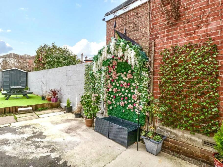 Homely 4 Bedroom Large House Inc Free Parking - Great Location - Fast Wifi - Smart Tv - Sleeps Up To 7! Close To Bournemouth & Poole Town Centre & Sandbanks Esterno foto