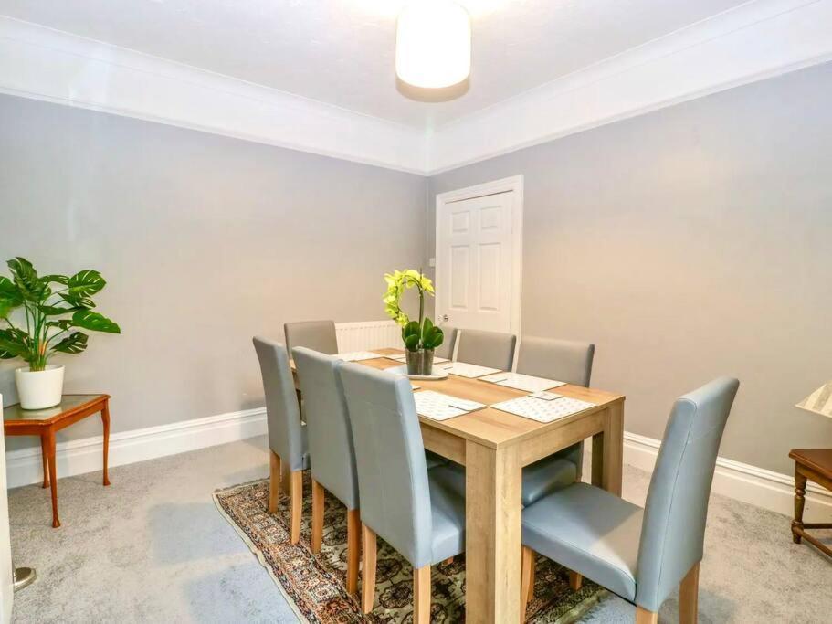 Homely 4 Bedroom Large House Inc Free Parking - Great Location - Fast Wifi - Smart Tv - Sleeps Up To 7! Close To Bournemouth & Poole Town Centre & Sandbanks Esterno foto