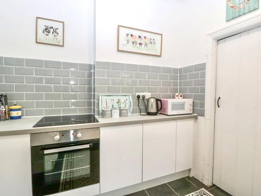 Homely 4 Bedroom Large House Inc Free Parking - Great Location - Fast Wifi - Smart Tv - Sleeps Up To 7! Close To Bournemouth & Poole Town Centre & Sandbanks Esterno foto