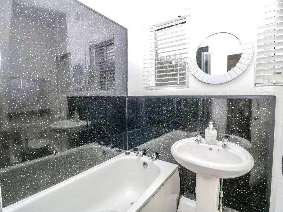 Homely 4 Bedroom Large House Inc Free Parking - Great Location - Fast Wifi - Smart Tv - Sleeps Up To 7! Close To Bournemouth & Poole Town Centre & Sandbanks Esterno foto