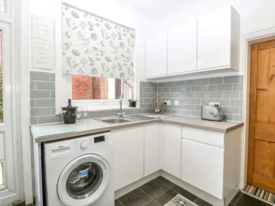 Homely 4 Bedroom Large House Inc Free Parking - Great Location - Fast Wifi - Smart Tv - Sleeps Up To 7! Close To Bournemouth & Poole Town Centre & Sandbanks Esterno foto