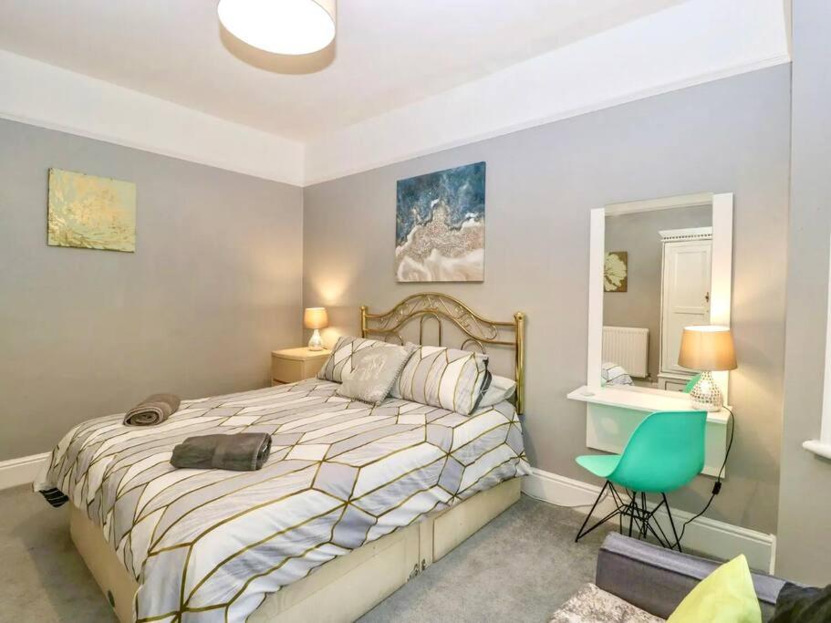 Homely 4 Bedroom Large House Inc Free Parking - Great Location - Fast Wifi - Smart Tv - Sleeps Up To 7! Close To Bournemouth & Poole Town Centre & Sandbanks Esterno foto