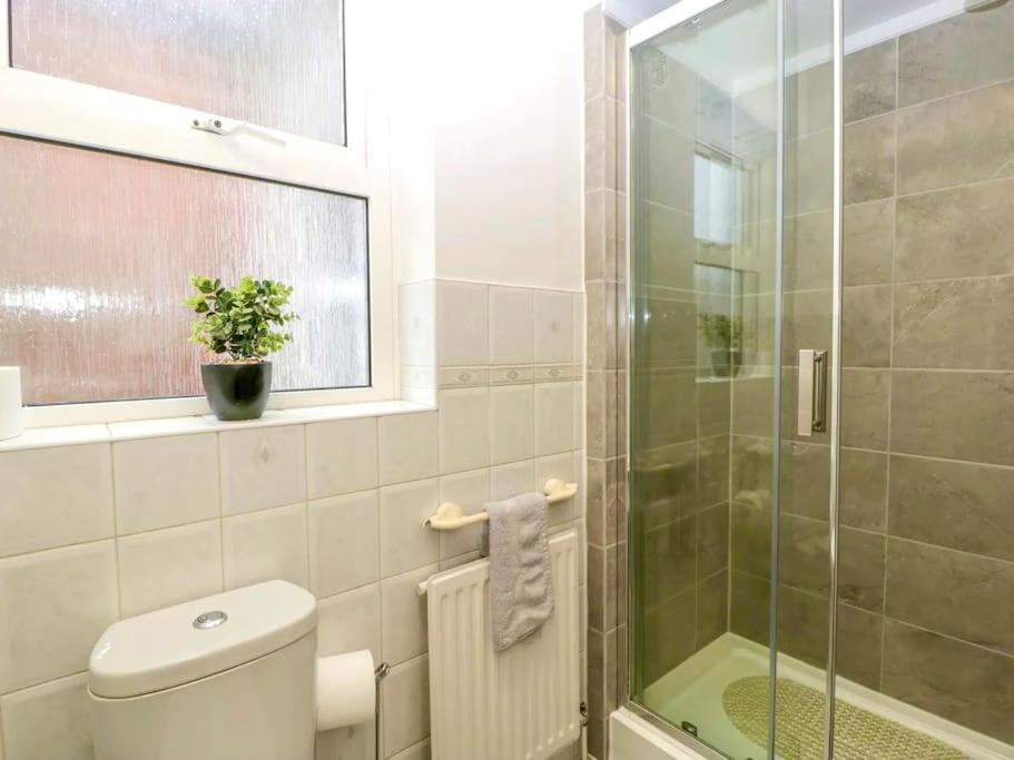 Homely 4 Bedroom Large House Inc Free Parking - Great Location - Fast Wifi - Smart Tv - Sleeps Up To 7! Close To Bournemouth & Poole Town Centre & Sandbanks Esterno foto