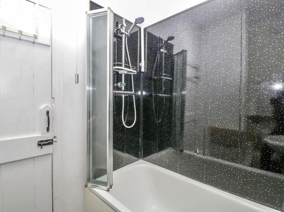 Homely 4 Bedroom Large House Inc Free Parking - Great Location - Fast Wifi - Smart Tv - Sleeps Up To 7! Close To Bournemouth & Poole Town Centre & Sandbanks Esterno foto